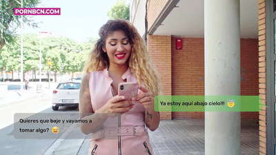 துரோக மனைவி தன் கணவன் வேலை செய்யும் போது தன் இளம் காதலனை கடுமையாக உண்பாள். மார்பகங்கள் மற்றும் பெரிய கழுதையுடன் லத்தீன். வீனஸ் அப்ரோடைட்.